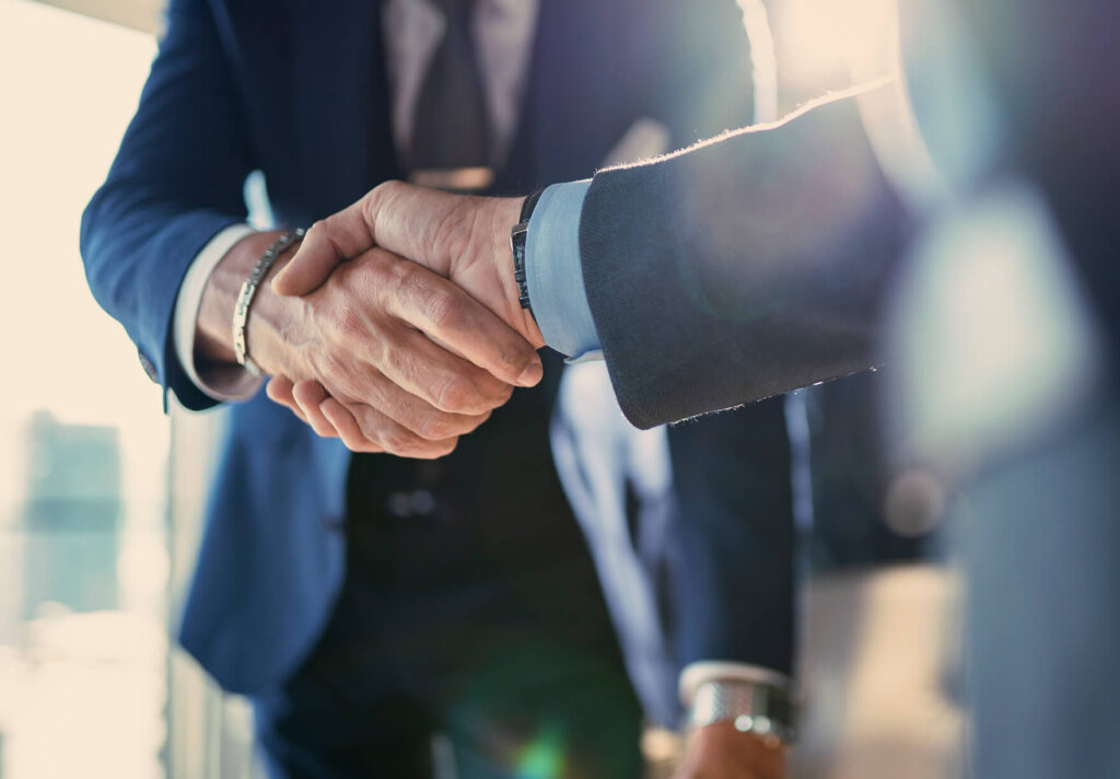 Leyes laborales en UK vs. US: Guía para Recursos Humanos