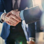 Leyes laborales en UK vs. US: Guía para Recursos Humanos