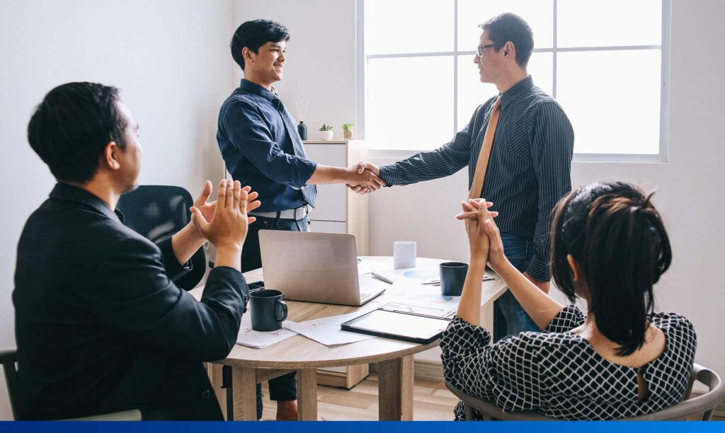 Reconocimiento entre Pares: Guía Completa para Implementarlo en tu Empresa